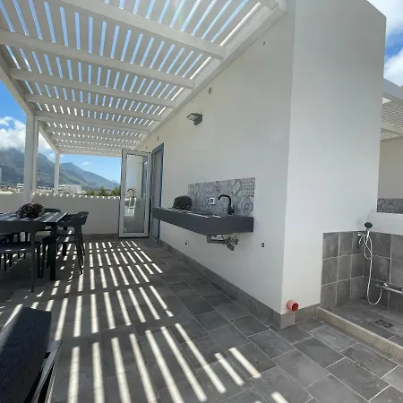 Shiara Apartment *